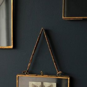 Zlatý rámeček bude slušet zajímavým černobílým kresbám nebo grafikám. Foto: pinterest.com
