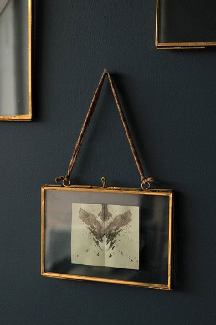 Zlatý rámeček bude slušet zajímavým černobílým kresbám nebo grafikám. Foto: pinterest.com
Zlatý rámeček bude slušet zajímavým černobílým kresbám nebo grafikám. Foto: pinterest.com