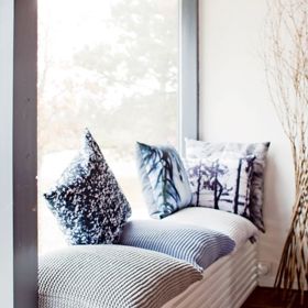 Když nad nízké topné těleso vyrobíte lavici, užijete si příjemné teplo dvojnásob. Foto: interieur-inrichting.net
Když nad nízké topné těleso vyrobíte lavici, užijete si příjemné teplo dvojnásob. Foto: interieur-inrichting.net