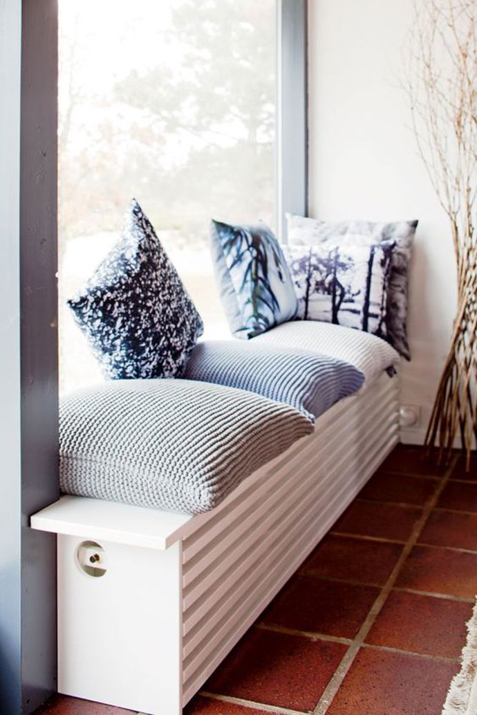 Když nad nízké topné těleso vyrobíte lavici, užijete si příjemné teplo dvojnásob. Foto: interieur-inrichting.net
