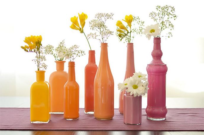 Barevné zátiší za pár korun vyrobíte pomocí speciální krycí barvy určené na keramiku, sklo, porcelán. Tuto barvu není potřeba na skle nijak vypalovat a je vodou ředitelná. Po zaschnutí je odolná i mytí v myčce. Foto: handimania.com
