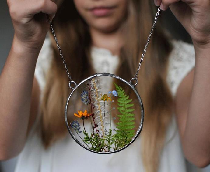 Zkombinujte různé sušené květiny, listy nebo kapradiny a vytvořte tak malou zahrádku. Foto: etsy.com
Zkombinujte různé sušené květiny, listy nebo kapradiny a vytvořte tak malou zahrádku. Foto: etsy.com