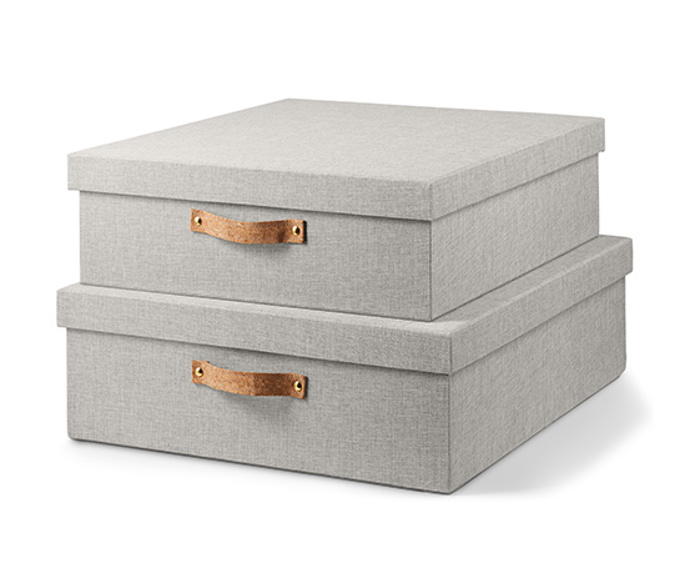 2 extra velké boxy v sadě se dají úsporně skládat do sebe. Můžete je schovat do škříně i na nábytek.  (š x v x h) 1x cca 52 x 18 x 60 cm, 1x cca 50 x 16 x 56 cm, 1 590 Kč, tchibo.cz
