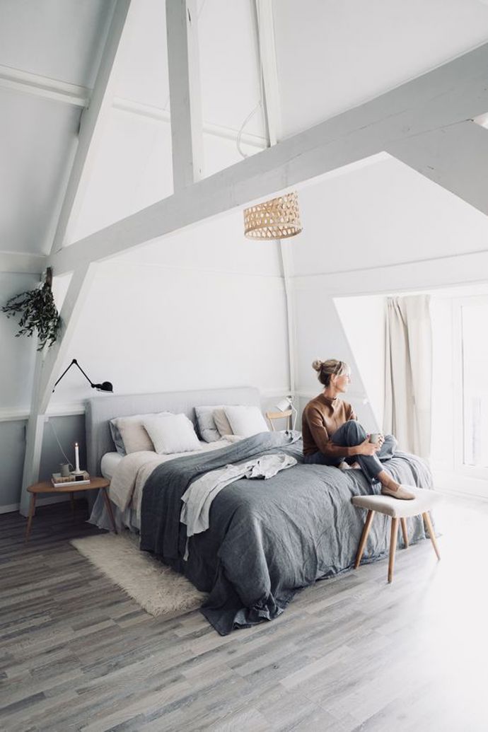 Z Elle Decoration pochází také snímek Iris v ložnici. Kombinuje v ní dřevo, len, ratan a spoustu světla.
Z Elle Decoration pochází také snímek Iris v ložnici. Kombinuje v ní dřevo, len, ratan a spoustu světla.
