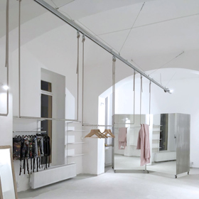 Prostor obchodu Tvorba Store na Letné. Adéla jej, stejně jako ArtKabinet, navrhla ve spolupráci s architektkou Lenkou Milerovou. Foto: Tomáš Hejzlar
