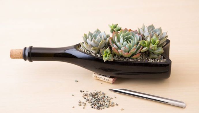 Jednoduchou ale krásnou dekoraci vyrobíte pomocí ruční řezačky na sklo. Vždy ale pomocí šmirgl papíru zbruste hrany skla, abyste se nepořezali. Foto: pinterest.com
