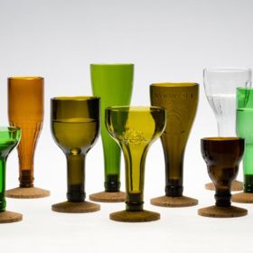 Zajímavé designové sklenice vám budou kamarádi závidět, doma je prřtom vyrobíte za odpoledne. Vedle řezačky na sklo a šmirgl papíru budete ještě potřebovat korkové zátky, korkové podložky a ruční řezačku, kterou vyříznete z korkových podložek potřebné tvary a kvalitní lepidlo. Foto: formfonts3dmodels.com
