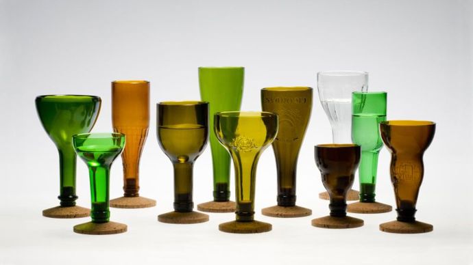 Zajímavé designové sklenice vám budou kamarádi závidět, doma je prřtom vyrobíte za odpoledne. Vedle řezačky na sklo a šmirgl papíru budete ještě potřebovat korkové zátky, korkové podložky a ruční řezačku, kterou vyříznete z korkových podložek potřebné tvary a kvalitní lepidlo. Foto: formfonts3dmodels.com

