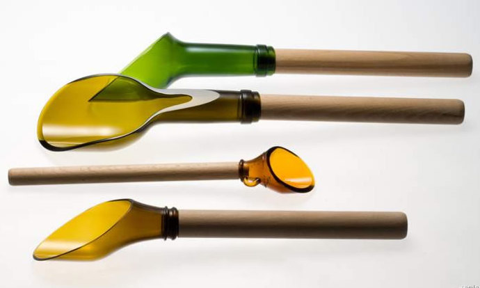 Tyto designové lopatičky mohou mít v domácnosti různé využití. Především v kuchyni ale udělají velikou parádu. Na jejich výrobu budete kromě řezačky a šmirgl papíru potřebovat také vhodné dřevěné tyčky, které poslouží jako rukojeť. Nejlepší bude, když se přímo s vybranými lahvemi zastavíte v hobby marketu, aby do hrdla láhve vybraná tyčka pasovala. Foto: pinterest.com
