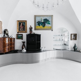 Adéla navrhla interiér ArtKabinetu s nabídkou uměleckých děl ze skla, porcelánu i kovu.
