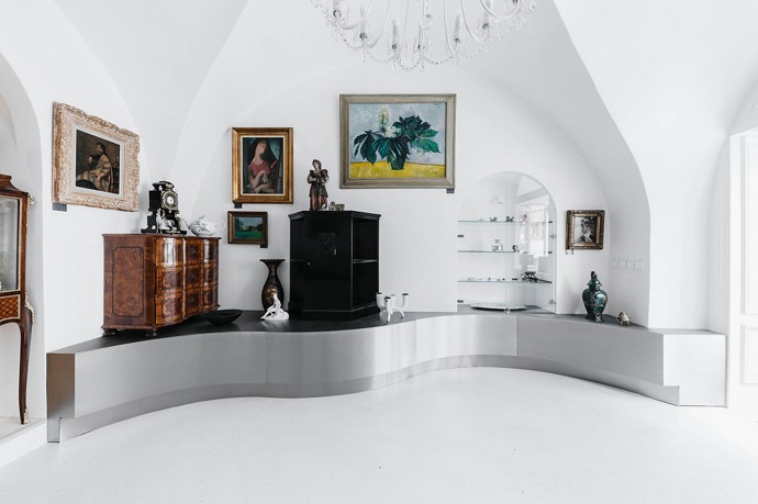 Adéla navrhla interiér ArtKabinetu s nabídkou uměleckých děl ze skla, porcelánu i kovu.
Adéla navrhla interiér ArtKabinetu s nabídkou uměleckých děl ze skla, porcelánu i kovu.