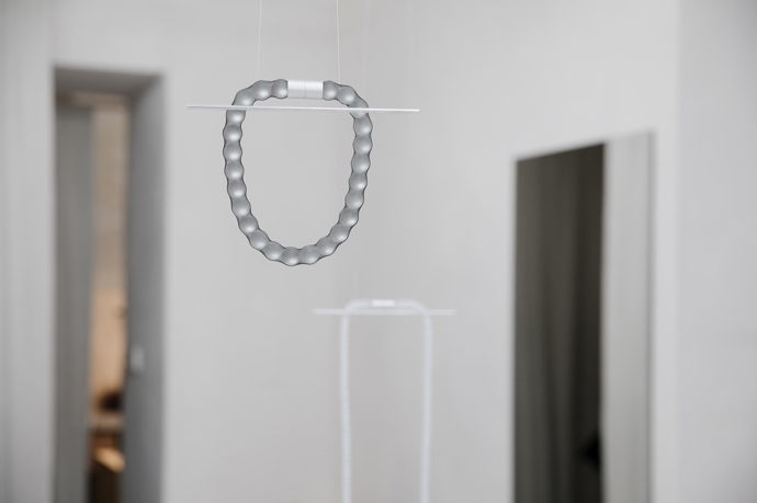 Náramek Imperfect se díky magnetickému zapínání dá napojit na náhrdelník ze stejné kolekce.
Náramek Imperfect se díky magnetickému zapínání dá napojit na náhrdelník ze stejné kolekce.