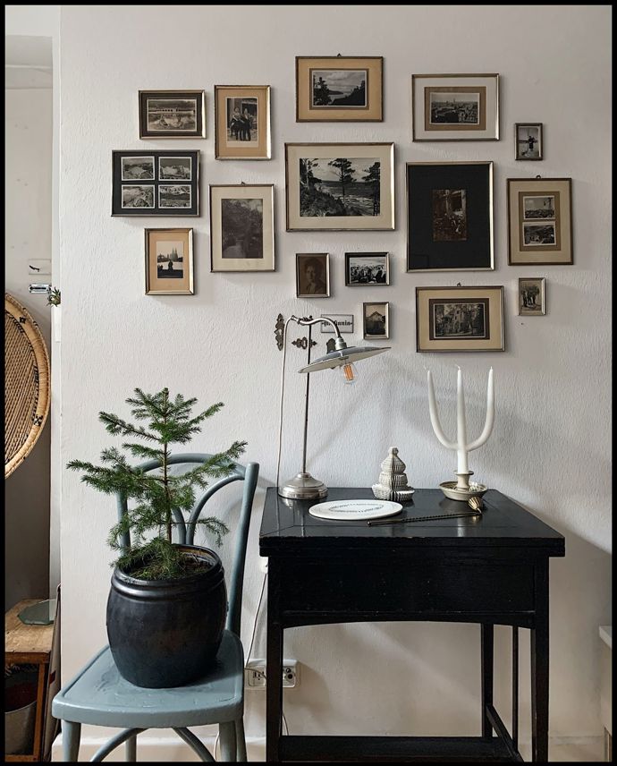 Zdi zdobí staré fotografie v klasických rámech, které majitelka pořídila v internetových bazarech. 
