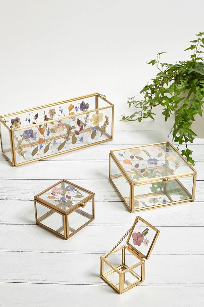 Skleněné dózy na šperky a jiné drobnosti mají ve stěnách dvojité sklo, takže tam můžete snadno něco zasunout. Foto: urbanoutfitters.com
Skleněné dózy na šperky a jiné drobnosti mají ve stěnách dvojité sklo, takže tam můžete snadno něco zasunout. Foto: urbanoutfitters.com