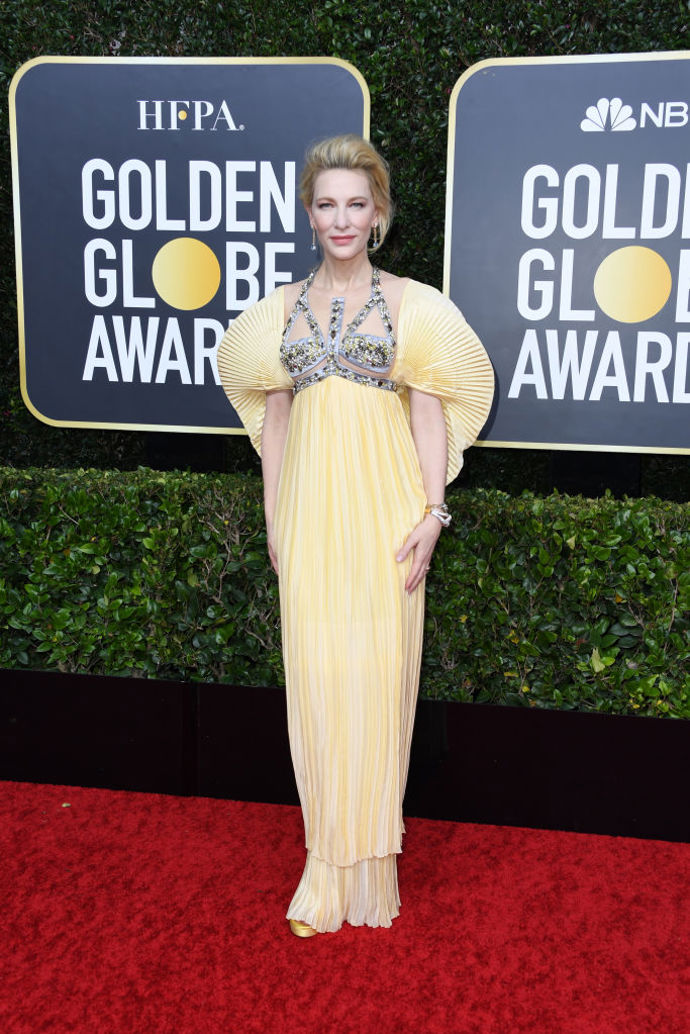 Cate Blanchett v šatech Mary Katrantzou a botách Stuart Weitzman

