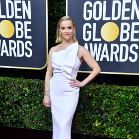 Reese Witherspoon v šatech Roland Mouret, botách Jimmy Choo a špercích Tiffany & Co.
Reese Witherspoon v šatech Roland Mouret, botách Jimmy Choo a špercích Tiffany & Co.