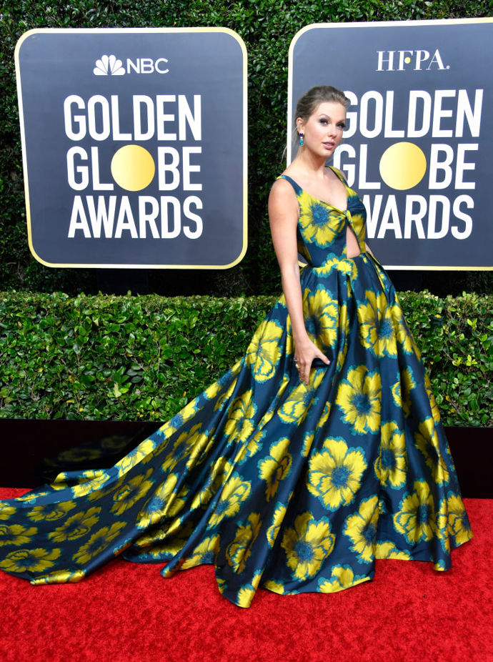 Taylor Swift v šatech Etro Couture, botách Christian Louboutin a Lorraine Schwartz špercích
