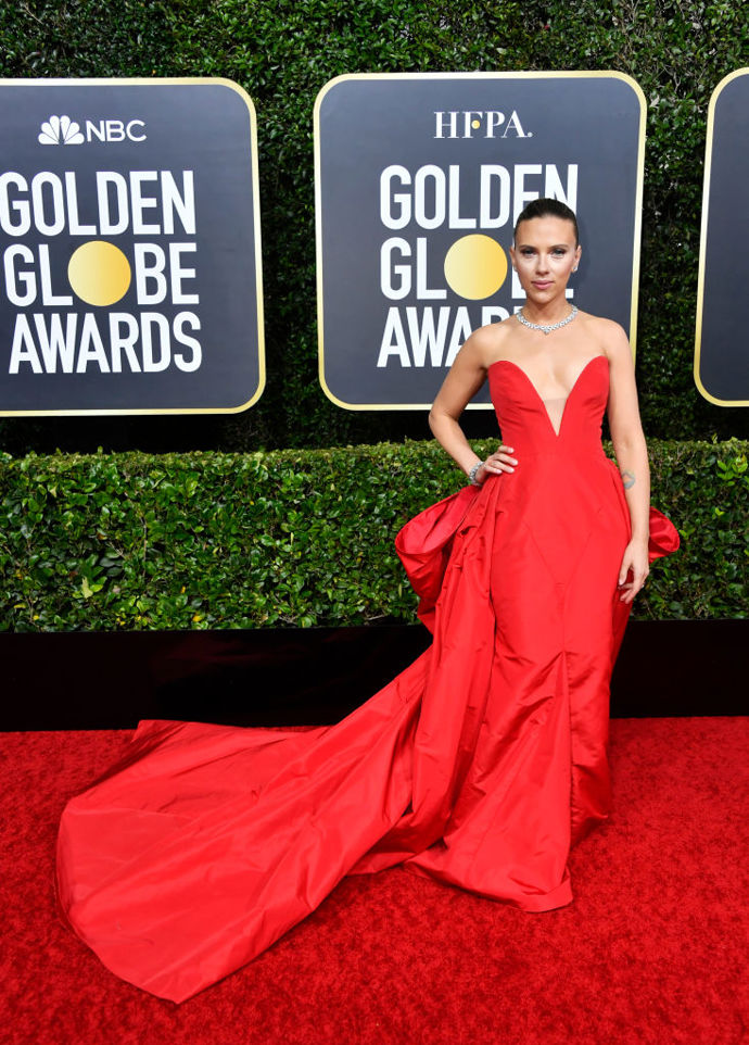 Scarlett Johansson v šatech Vera Wang, botách Jimmy Choo a špercích Bulgari
