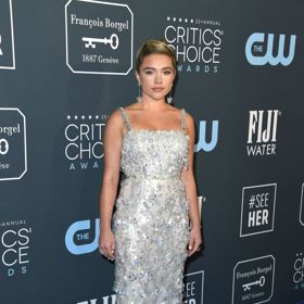 Florence Pugh v šatech Prada a botách Jimmy Choo
Florence Pugh v šatech Prada a botách Jimmy Choo