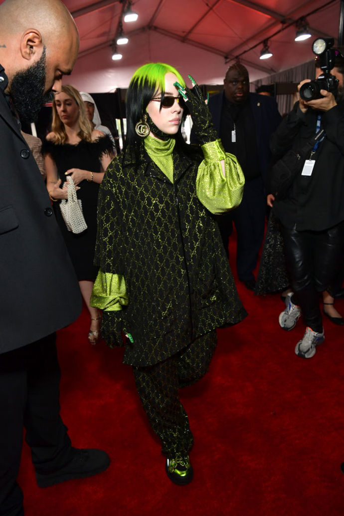 Billie Eilish v outfitu Gucci
