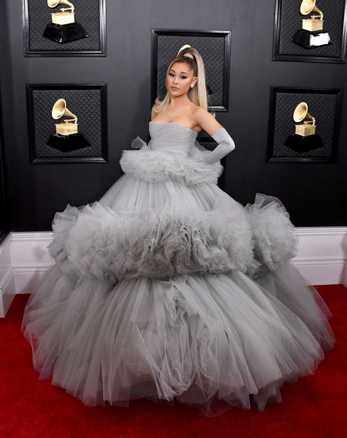 Ariana Grande v róbě Giambattista Valli
