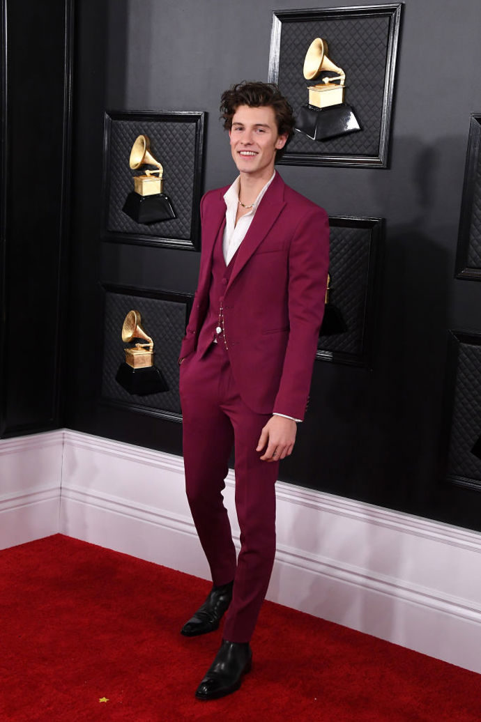 Shawn Mendes v obleku Louis Vuitton a špercích Bulgari
