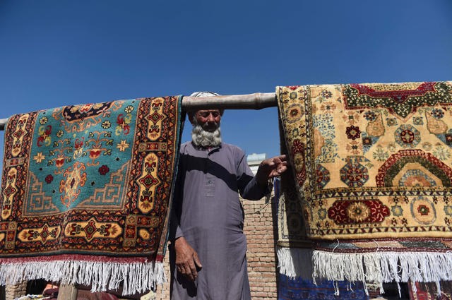 Tkaní a vázání koberců je součástí afghánské kultury po staletí. Probíhá podle dávných tradic a postupů a dědí se z matky na dcery.
Tkaní a vázání koberců je součástí afghánské kultury po staletí. Probíhá podle dávných tradic a postupů a dědí se z matky na dcery.