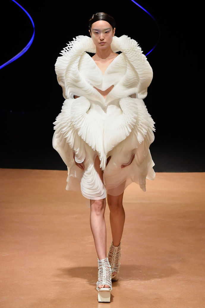 Iris van Herpen haute couture jaro/léto 2020
Iris van Herpen haute couture jaro/léto 2020