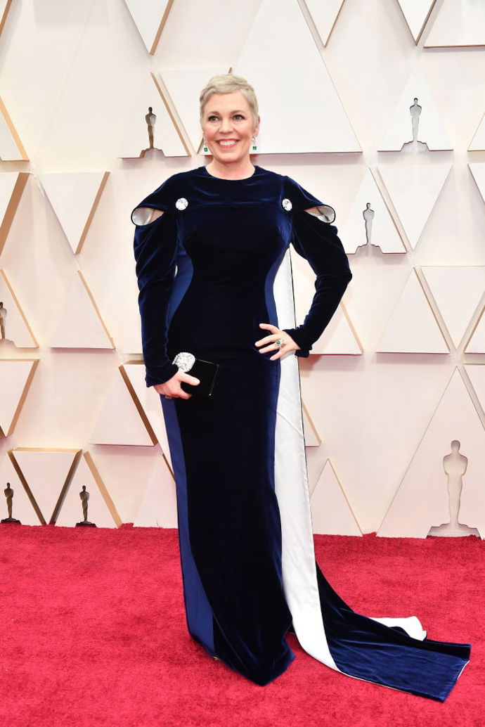Olivia Colman v šatech Stella McCartney, botách Jimmy Choo a špercích Swarovski
