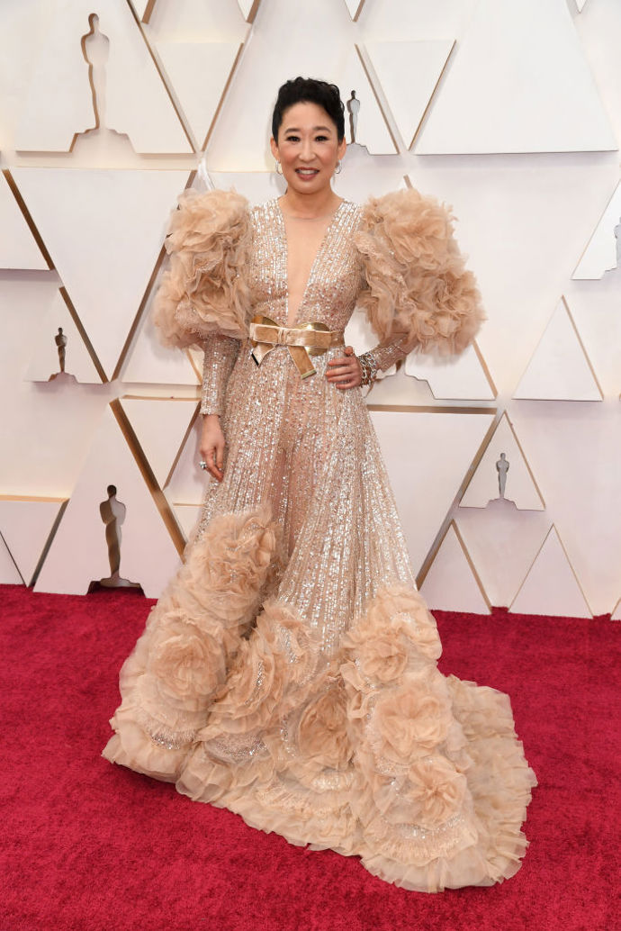 Sandra Oh v šatech Elie Saab a špercích Pomellato
