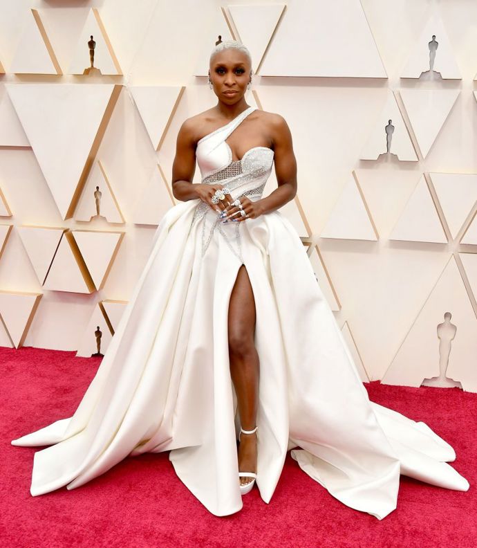 Cynthia Erivo v šatech Versace se šperky Maria Tash a v botách Stuart Weitzman
