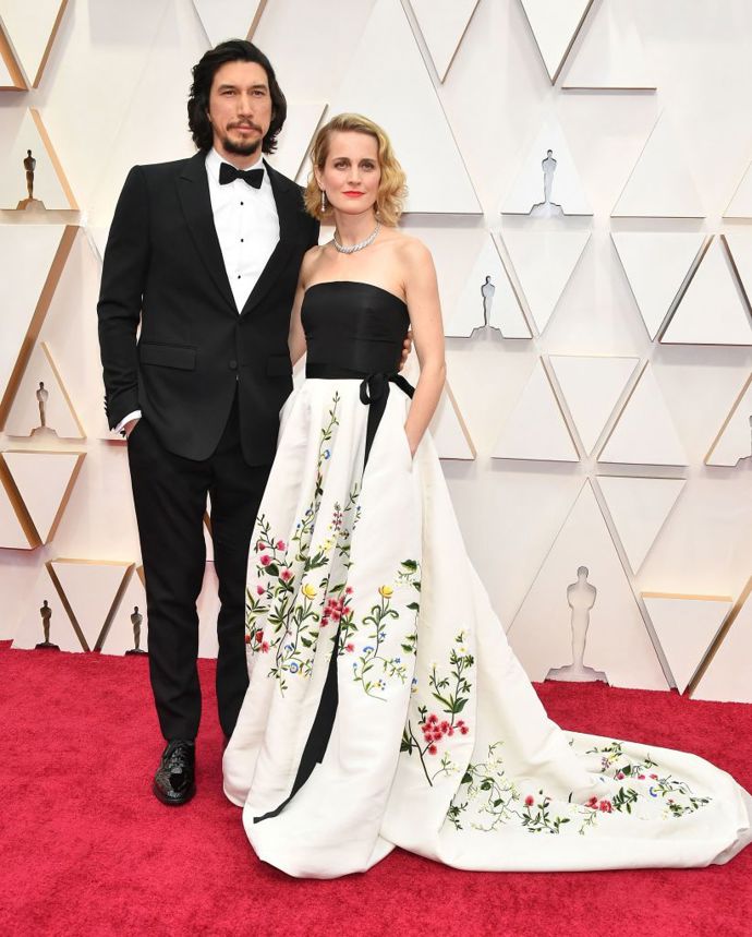 Adam Driver v outfitu Burberry a Joanne Tucker
