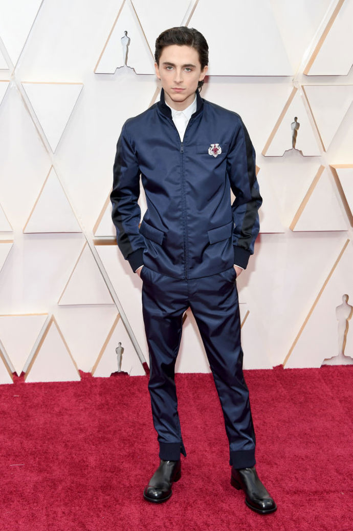 Timothée Chalamet v outfitu Prada se šperky Cartier
