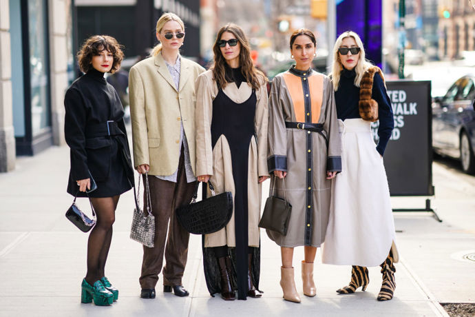 Oversized střihy, přírodní tóny, midi šaty a kožené kousky se v ulicích New Yorku během fashion weeku objevovaly nejvíce
