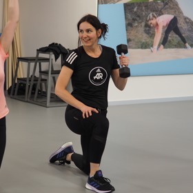 Péťa

"Čirá nenávist. Tak nějak by se dal popsat můj celoživotní vztah ke sportu (s čestnou výjimkou chůze, plavání a lyží). Marianne Fitchallenge je totiž v mém případě hlavně lekcí výstupu z komfortní zóny.  Cvičení mě už ale rozhodně stihlo obohatit, minimálně po intelektuální stránce. Třeba takový angličák! Jako ročník 77 považuju vše z Anglie (západ) automaticky za dobré, ovšem tento cvik dobrý není – zvlášť když se dělá v sérii deset a výš. Taky už vím, co je plank a zaujalo mě, že medicimbal prošel od dob mého dětství poměrně zásadním redesignem. I ty činky jsou dnes barevnější a víc sexy. Podstata cvičení ale zůstala stejná, takže nemá cenu něco předstírat: nenávidím to, cítím se strašně a bolí mě celé tělo. Kombinace uzávěrky, tréninků a dvou nemocných dětí doma je záhul. Naši trenéři jsou ale naštěstí velmi empatičtí, vždy perfektně dekódují mé chabé možnosti a moc dobře vědí, kdy člověka zastavit, aby to nepřepálil. Podtrženo sečteno: věřím, že bude líp.

PS: S čím rozhodně nemám problém, je jídelníček. Výživová poradkyně mě odhadla naprosto skvěle. Zařadila jsem co nejvíce polévek a čajů, což mi teď v zimě vysloveně svědčí. Občas teda samozřejmě neodolám a uzobnu dětem nějakou tu čokoládku, kterými nás pravidelně zásobují babičky, ale myslím, že to držím v celkem rozumných mezích."
