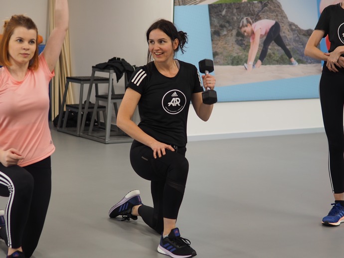 Péťa

"Čirá nenávist. Tak nějak by se dal popsat můj celoživotní vztah ke sportu (s čestnou výjimkou chůze, plavání a lyží). Marianne Fitchallenge je totiž v mém případě hlavně lekcí výstupu z komfortní zóny.  Cvičení mě už ale rozhodně stihlo obohatit, minimálně po intelektuální stránce. Třeba takový angličák! Jako ročník 77 považuju vše z Anglie (západ) automaticky za dobré, ovšem tento cvik dobrý není – zvlášť když se dělá v sérii deset a výš. Taky už vím, co je plank a zaujalo mě, že medicimbal prošel od dob mého dětství poměrně zásadním redesignem. I ty činky jsou dnes barevnější a víc sexy. Podstata cvičení ale zůstala stejná, takže nemá cenu něco předstírat: nenávidím to, cítím se strašně a bolí mě celé tělo. Kombinace uzávěrky, tréninků a dvou nemocných dětí doma je záhul. Naši trenéři jsou ale naštěstí velmi empatičtí, vždy perfektně dekódují mé chabé možnosti a moc dobře vědí, kdy člověka zastavit, aby to nepřepálil. Podtrženo sečteno: věřím, že bude líp.

PS: S čím rozhodně nemám problém, je jídelníček. Výživová poradkyně mě odhadla naprosto skvěle. Zařadila jsem co nejvíce polévek a čajů, což mi teď v zimě vysloveně svědčí. Občas teda samozřejmě neodolám a uzobnu dětem nějakou tu čokoládku, kterými nás pravidelně zásobují babičky, ale myslím, že to držím v celkem rozumných mezích."

