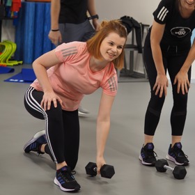 Eliška

"Po dnešním girls workout se potvrdilo, kdo je z adidas runners největší ranař. Trénink s Adél byl jedna z nejnamáhavějších, ale zároveň nejzábavnějších věcí, které jsem zatím v rámci fitchallenge absolvovala. Posilování s vlastní vahou mě chytlo a baví mě, když nás někdo pushuje k lepším výkonům. Za tu úplně nejnamáhavější věc bych ale označila běh na Vítkov do kopce a po schodech několikrát tam a zpátky. S běháním zatím nejsem nejlepší kamarádka, ale příští týden mu dám další šanci. Do té doby budu protahovat namožené svaly na józe a snažit se dodržovat jídelníček od Zuzky i přes všechny možné nástrahy v podobě oslav narozenin kamarádů a neustálé přítomnosti nejrůznějších dobrot na stolku v redakci. Sportu zdar!"
