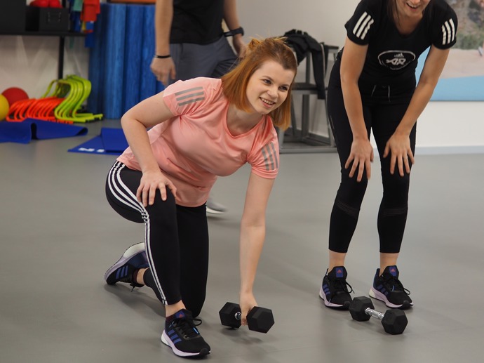 Eliška

"Po dnešním girls workout se potvrdilo, kdo je z adidas runners největší ranař. Trénink s Adél byl jedna z nejnamáhavějších, ale zároveň nejzábavnějších věcí, které jsem zatím v rámci fitchallenge absolvovala. Posilování s vlastní vahou mě chytlo a baví mě, když nás někdo pushuje k lepším výkonům. Za tu úplně nejnamáhavější věc bych ale označila běh na Vítkov do kopce a po schodech několikrát tam a zpátky. S běháním zatím nejsem nejlepší kamarádka, ale příští týden mu dám další šanci. Do té doby budu protahovat namožené svaly na józe a snažit se dodržovat jídelníček od Zuzky i přes všechny možné nástrahy v podobě oslav narozenin kamarádů a neustálé přítomnosti nejrůznějších dobrot na stolku v redakci. Sportu zdar!"
