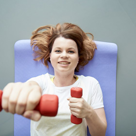 Eliška Vrbová, módní redaktorka

"Jako by nestačila samotná Fitchallenge, v její polovině přišla ještě mnohem větší výzva v podobě karantény. Donutit se ke cvičení v pohodlí domova se mi nikdy předtím nepovedlo. Teď ale není jiná možnost, takže přišel čas vytáhnout Nivea podložku na cvičení, najít si na Spotify "workout playlist" a pustit se do toho. Naštěstí se trenéři z adidas Runners okamžitě přizpůsobili situaci a začali dělat online tréninky, které buď vysílají živě nebo přidají už natočené video do facebookové skupiny adidas Runners Prague. Skvělá je také aplikace adidas Training, která nabízí spoustu tréninků nejrůznější úrovně, délky, náročnosti a intenzity. Snažím se teď cvičit každý den, někdy si dám náročnější posilování, někdy jógu a někdy protažení, které je v těchto dnech, kdy mi chybí přirozený pohyb, nesmírně důležité. Samozřejmě se snažím zůstat věrná i zdravému jídelníčku, což je celkem těžké, když člověk pracuje pár metrů od lednice. Na druhou stranu mám mnohem více času na vaření a na dodržení pravidelnosti v jídle. Zkouším různá zdravá jídla podle receptů, které hledám na webu itesco.cz. Karanténa mě sice nakonec donutila ke cvičení doma, stejně se ale nemůžu dočkat, až zase vyrazím do Karlína do Runbase na společný trénink. Doufám, že to bude už brzy."
