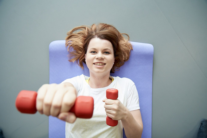 Eliška Vrbová, módní redaktorka

"Jako by nestačila samotná Fitchallenge, v její polovině přišla ještě mnohem větší výzva v podobě karantény. Donutit se ke cvičení v pohodlí domova se mi nikdy předtím nepovedlo. Teď ale není jiná možnost, takže přišel čas vytáhnout Nivea podložku na cvičení, najít si na Spotify "workout playlist" a pustit se do toho. Naštěstí se trenéři z adidas Runners okamžitě přizpůsobili situaci a začali dělat online tréninky, které buď vysílají živě nebo přidají už natočené video do facebookové skupiny adidas Runners Prague. Skvělá je také aplikace adidas Training, která nabízí spoustu tréninků nejrůznější úrovně, délky, náročnosti a intenzity. Snažím se teď cvičit každý den, někdy si dám náročnější posilování, někdy jógu a někdy protažení, které je v těchto dnech, kdy mi chybí přirozený pohyb, nesmírně důležité. Samozřejmě se snažím zůstat věrná i zdravému jídelníčku, což je celkem těžké, když člověk pracuje pár metrů od lednice. Na druhou stranu mám mnohem více času na vaření a na dodržení pravidelnosti v jídle. Zkouším různá zdravá jídla podle receptů, které hledám na webu itesco.cz. Karanténa mě sice nakonec donutila ke cvičení doma, stejně se ale nemůžu dočkat, až zase vyrazím do Karlína do Runbase na společný trénink. Doufám, že to bude už brzy."

