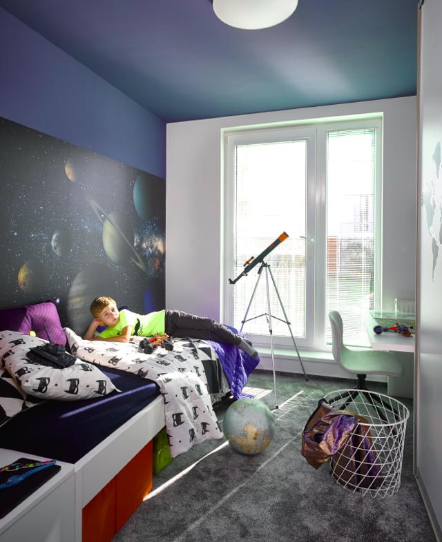 Vhodné barvy a volba motivů vytvořily v pokojíku příjemné zázemí, které zároveň ponouká dětskou fantazii. Designérce Jance se podařilo vykouzlit malý svět ve světě, kde Jakub prožije nejedno dobrodružství. Postel je zakončena knihovnou, kam se vejdou hračky i knížky. 
