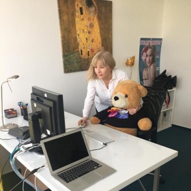 Šéfredaktorka Monika představila panu Medvědovi redakční systém.
