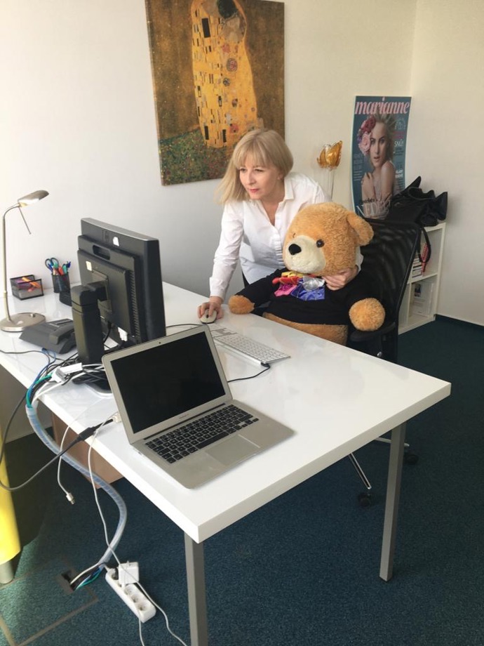 Šéfredaktorka Monika představila panu Medvědovi redakční systém.
