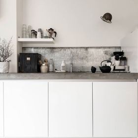 Do rekonstrukce dvoupatrového domku se odhodlaně pustili před čtyřmi lety. Nejdůležitějším nástrojem se nakonec stal štětec a kýbl s bílou barvou. 
