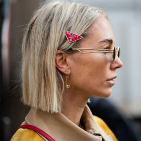 Blogerka Karin Teigl ozdobila své blond mikádo sponkou Prada
