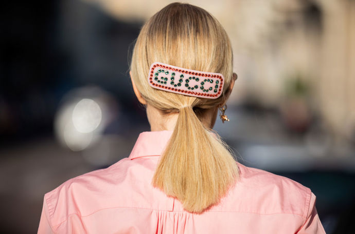 S růžovou sponou Gucci se váš blond culík stane nepřehlédnutelným
S růžovou sponou Gucci se váš blond culík stane nepřehlédnutelným