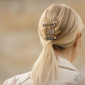 Blogerka Leonie Hanne zvolila decentní pinetky Dior
