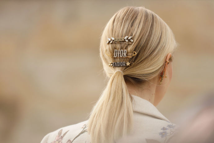 Blogerka Leonie Hanne zvolila decentní pinetky Dior
Blogerka Leonie Hanne zvolila decentní pinetky Dior