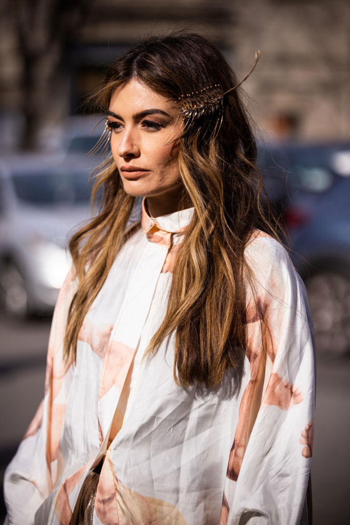 Angela Rozas Saiz s boho sponkami připomínajícími peří
Angela Rozas Saiz s boho sponkami připomínajícími peří
