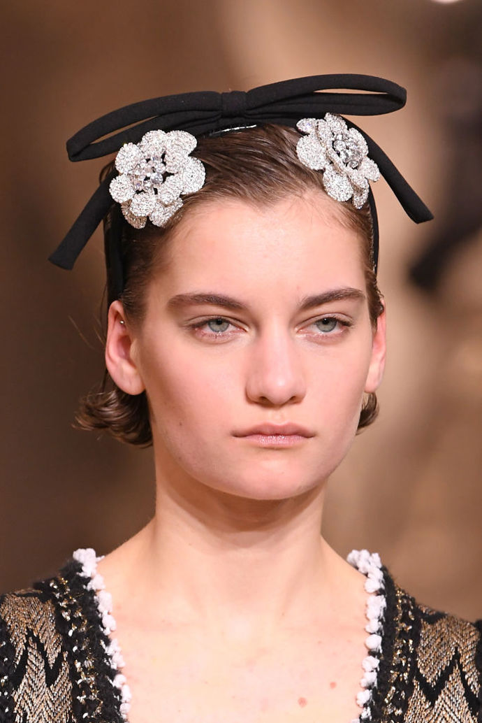 Na přehlídce značky Giambattista Valli se to maximalistickými vlasovými doplňky jen hemžilo
Na přehlídce značky Giambattista Valli se to maximalistickými vlasovými doplňky jen hemžilo